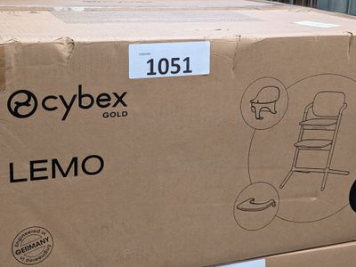 une boîte en carton sur laquelle est représenté un chat