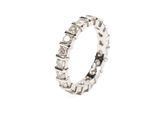 une bague en or blanc avec des diamants sur fond blanc