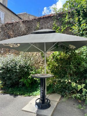 un parapluie posé sur une table devant un immeuble
