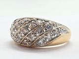 une image d'une bague en diamant sur une surface blanche