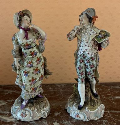 deux figurines assises sur une table