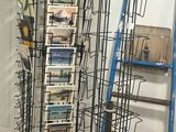 une étagère métallique sur laquelle sont posés des magazines, à côté d'une échelle