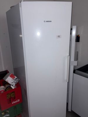 Un frigo BOSCH.