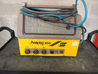 une machine posée sur une table