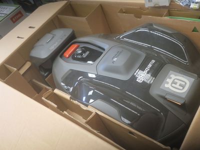 une boîte avec une télécommande à l'intérieur