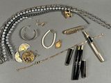 beaucoup de bijoux posés sur la table