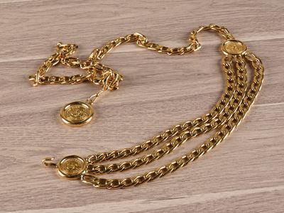 CHANEL Ceinture chaine en métal doré, trois rangs en chute, … - Photo 1