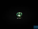 des tourmalines vertes sur fond noir