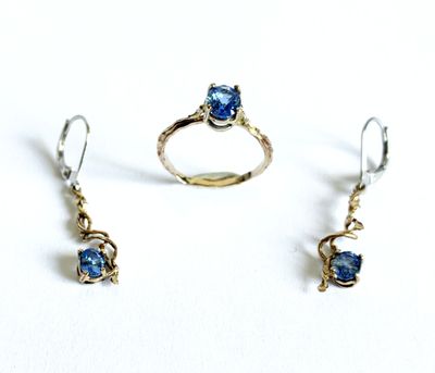 trois bijoux posés sur une surface blanche