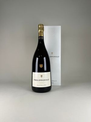 une bouteille de vin à côté d'un carton de vin