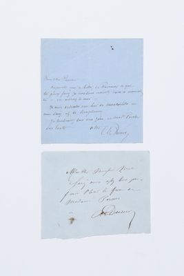 deux feuilles sur lesquelles figurent des notes manuscrites, posées sur une table