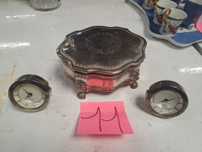 une petite boîte en argent surmontée d'une horloge