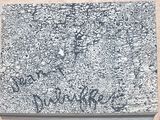 une photo en noir et blanc d'un ordinateur portable sur lequel on voit des graffitis