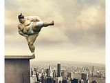 un lutteur de sumo debout sur un rebord au cœur de la ville