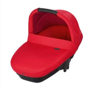 une poussette rouge avec une poignée noire sur fond blanc