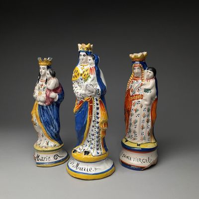 trois figurines représentant les trois rois et la reine d'Angleterre