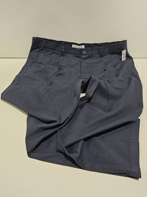 Les shorts pour hommes sont alignés et prêts à être portés