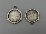 deux pièces d'argent surmontées d'une couronne