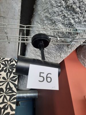 une affiche accrochée au mur sur laquelle est inscrit « 50 »