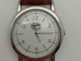 une image d'un gros plan d'une montre-bracelet sur une surface blanche
