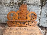 une couronne métallique posée sur un morceau de bois