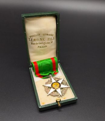 an image of a medal in a box with a ribbon around it