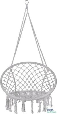une chaise suspendue en corde blanche ornée de pompons, sur fond blanc