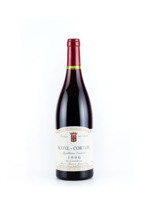 une bouteille de vin posée sur une table