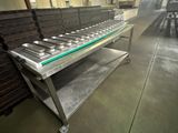 un tapis roulant au milieu d'une grande pièce