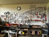 Il y a de nombreux outils accrochés au mur dans ce garage.