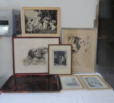 une table sur laquelle sont posées plusieurs photos