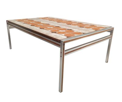 Une table en métal et plateau composé de carreaux en céramiq…