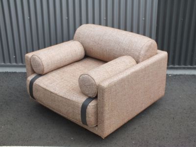 une chaise posée au milieu de la rue