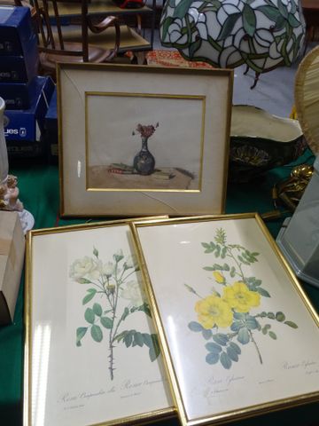 3 cadres : une aquarelle « nature morte au vase », et 2 repro de ...