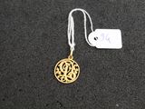 un collier plaqué or orné d'un motif représentant l'arbre de vie
