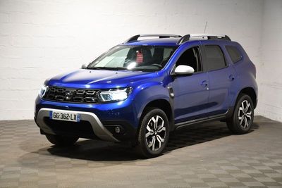 La Dacia bleue est garée dans une pièce au sol carrelé en damier