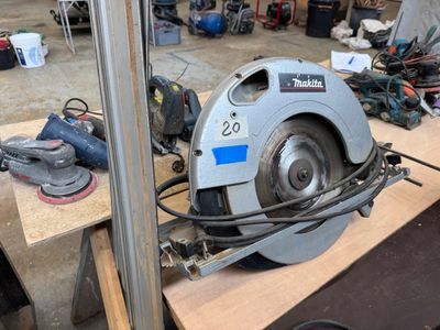 une scie circulaire posée sur une table dans un atelier