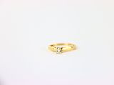 une bague en or surmontée d'un seul diamant