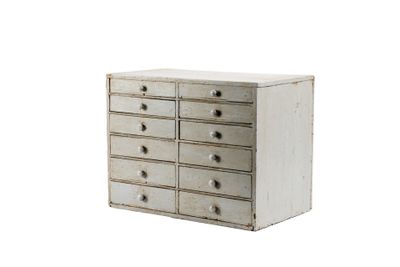 une image représentant une commode blanche sur fond blanc