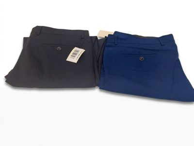 deux paires de pantalons de costume pour homme, encore étiquetés
