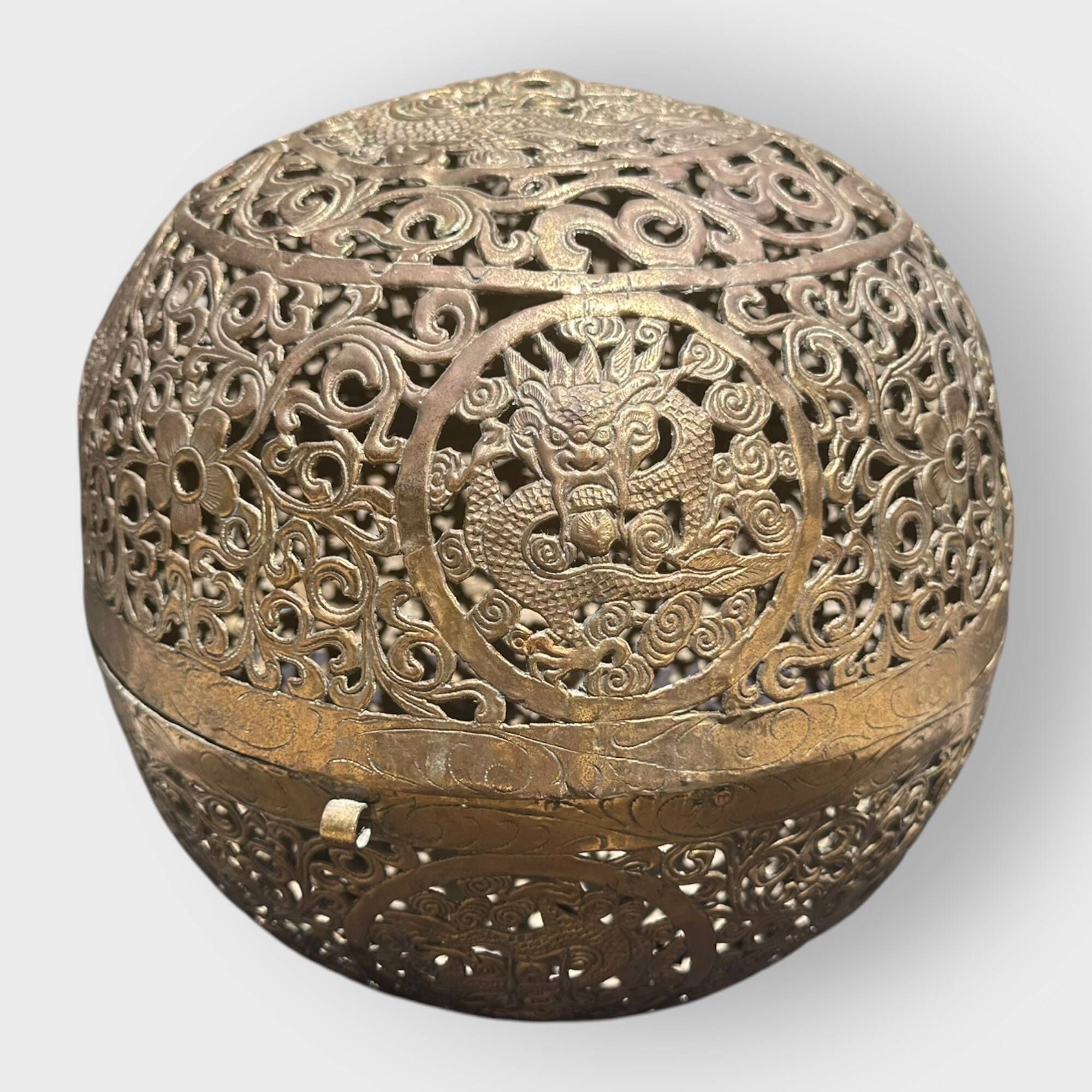 Sphère brûleur d'encens en laiton ajouré à décor de dragons ASIE. Fin du XIXe siècle H : 28,5 cm et L. 29,5 cm