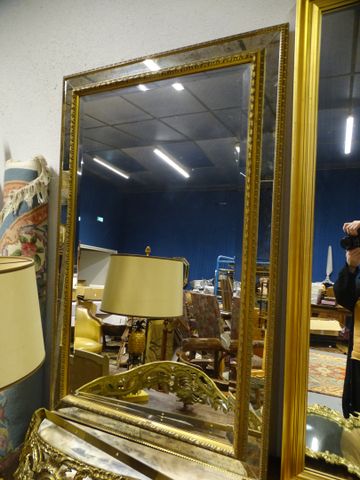 Important miroir cadre bois doré, à parecloses, moderne 134 x 86