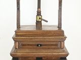 une petite table en bois sur laquelle est posée une lampe
