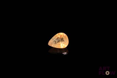 un diamant dans l'obscurité, sur fond noir