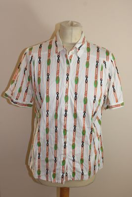 une image représentant une chemise blanche à motifs