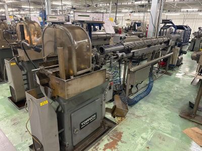 de nombreuses machines regroupées dans une grande salle