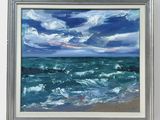 une peinture à l'huile représentant un océan bleu surmonté de nuages blancs