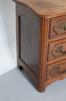 Commode en bois fruitier mouluré ouvrant par trois tiroirs, … (photo 5)