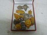 une boîte contenant un tas de pièces d'or et d'argent