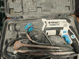 une boîte à outils avec des outils posés sur une table